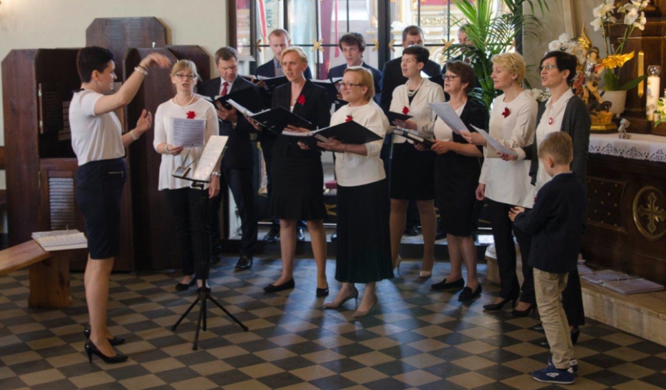 2018, chór podczas gościnnych występów w kościele w Bełchowie